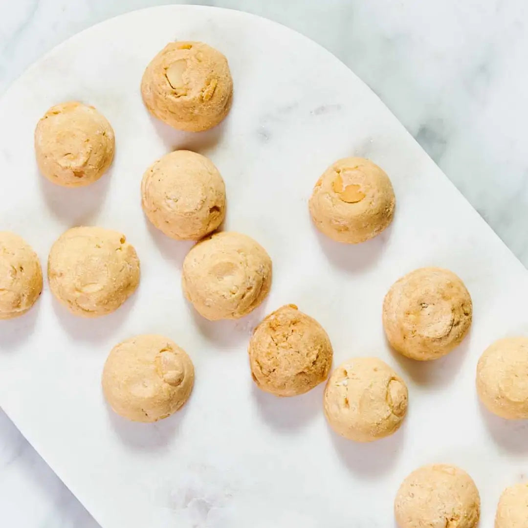 BYRON BAY COOKIES FLORAL GIFT TIN WHITE CHOC MAC